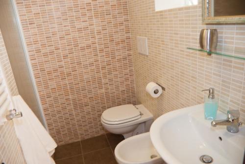 罗马欢朋迎宾公寓的一间带卫生间和水槽的浴室