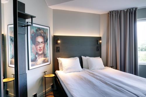 延雪平延雪平第一酒店的卧室配有一张大床,墙上挂着一张照片