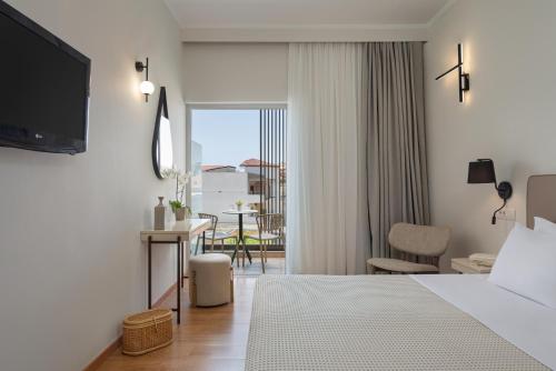 普雷韦扎Preveza City Comfort Hotel的酒店客房设有一张床,享有阳台的景色