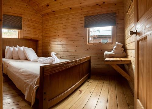大学公园市樱桃山公园旅馆的小木屋内一间卧室,配有一张床