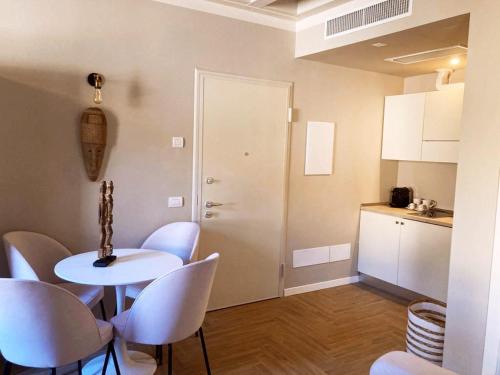贝加莫Gatto Bianco Bergamo Apartment的配有桌椅和厨房的房间