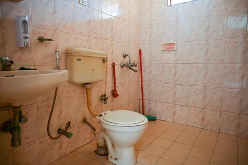 卡兰古特Ronne's 2BHK Lagoon Apartment -Calangute的一间带卫生间和水槽的浴室