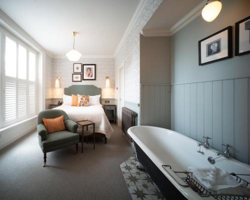曼彻斯特埃里温狄博丽公园酒店的带浴缸、床和浴缸的浴室