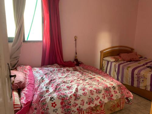 亚历山大Sea view flat for FAMILY ONLY in Miami的一间卧室配有床和带窗帘的窗户