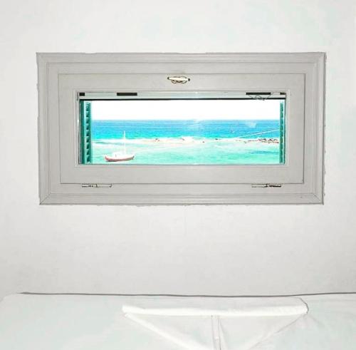 阿波罗尼亚Anemoessa Studios的享有海滩景致的窗户。