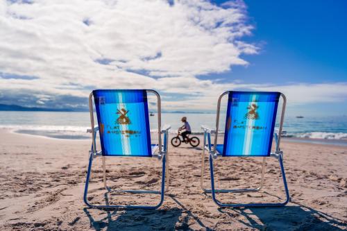 弗洛里亚诺波利斯HANNA Flat Amsterdam的沙滩上的两把沙滩椅