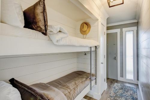 棕榈岛Sea Cabin 121-B的一间位于小房子内带两张双层床的房间