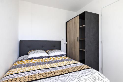 索恩河畔沙隆LE COOL LEVEL的一间卧室配有一张带黑色床头板的床