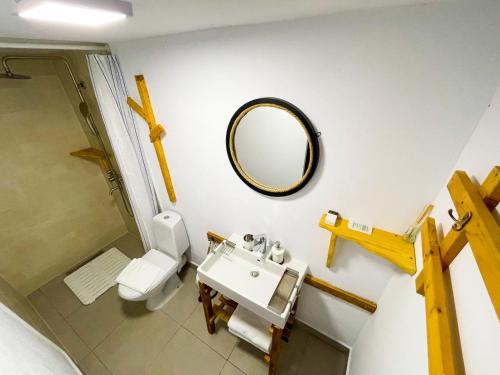 穆里吉奥尔Manu B&B的一间带水槽、镜子和卫生间的浴室
