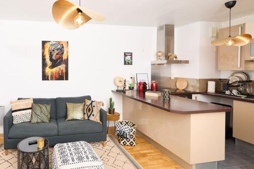 蒙泰夫兰Appartement Wakandais-proche Disney, parking & wifi的厨房以及带沙发的客厅