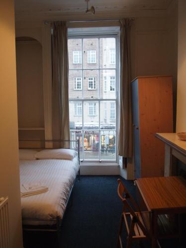 伦敦帕丁顿公寓的客房设有两张床和大窗户。