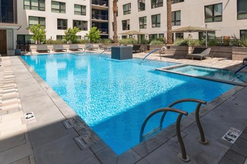 斯科茨Kasa Scottsdale Quarter Phoenix的一座带椅子和建筑的大型蓝色游泳池
