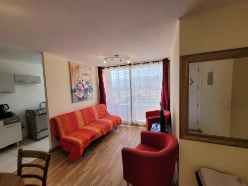 科皮亚波Atacama Valley 10的客厅配有橙色沙发和椅子
