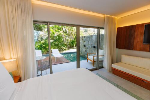皮帕HostPB-DECK molhado privativo-Melhor LOCALIZAÇÃO de Pipa的一间卧室配有一张床,享有游泳池的景色