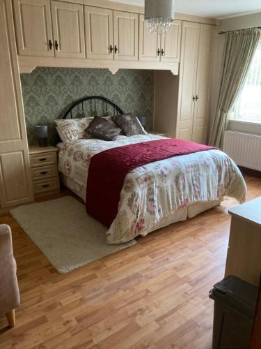 LiffordDeeleview apartment的一间卧室配有一张床,铺有木地板