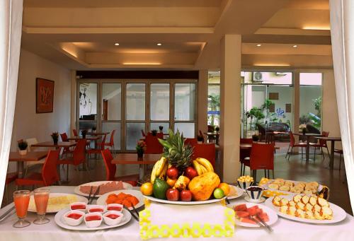 圣克鲁斯拉西埃斯特酒店 的上面有一碗水果的桌子