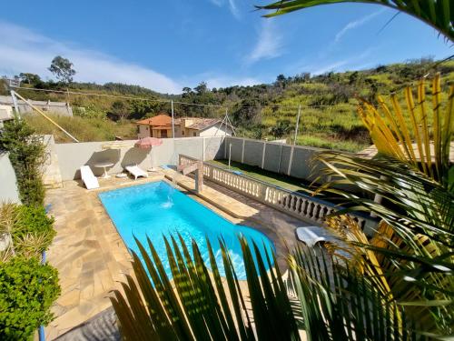 塞拉内格拉Recanto Serra Negra - Sossego e lazer!的一座房子后院的游泳池