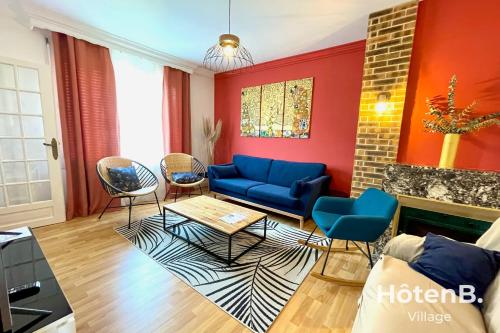 里摩日Grande maison de 140 m2 avec jardin ! 5 chambres的客厅配有蓝色的沙发和椅子