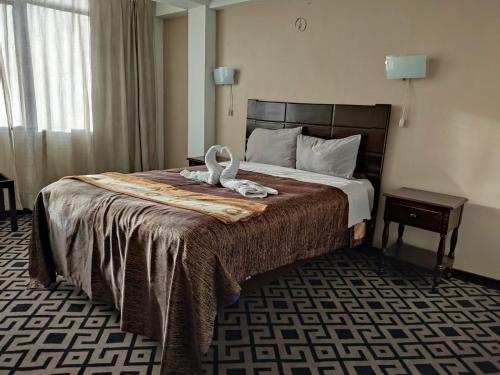 库斯科SQ Hotel del Inca的一间酒店客房,配有一张带毛巾的床