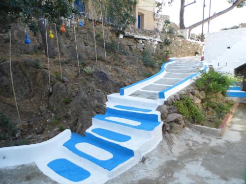 VolissosVilla Kotetsi - Rooms To Let - Volissos - Chios的蓝色和白色的楼梯