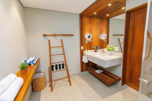皮帕HostPB-DECK molhado privativo-Melhor LOCALIZAÇÃO de Pipa的一间带水槽和镜子的浴室
