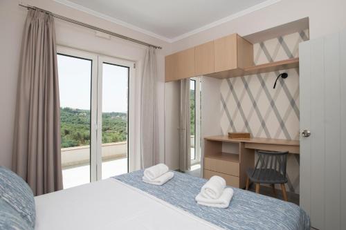 吉亚洛瓦ALMA HILLS Gialova的一间卧室设有一张床和一个大窗户