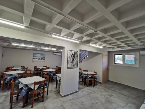 奈德里3 Island View Hotel的一间带桌椅和天花板的用餐室