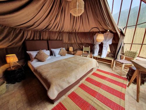 奥伊俄贞非洲古堡酒店的帐篷内一间卧室,配有一张床
