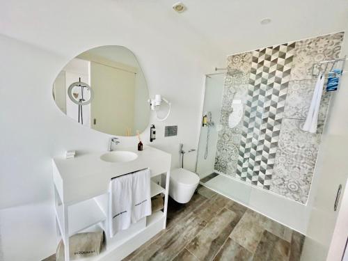 圣玛丽亚DESIGN SUITES Boutique Hotel - Adults Only的白色的浴室设有水槽和淋浴。