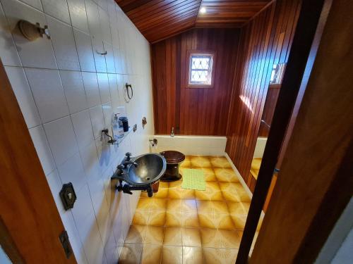 坎波斯杜若尔当Casa Vila Telma的享有带水槽的浴室的顶部景致