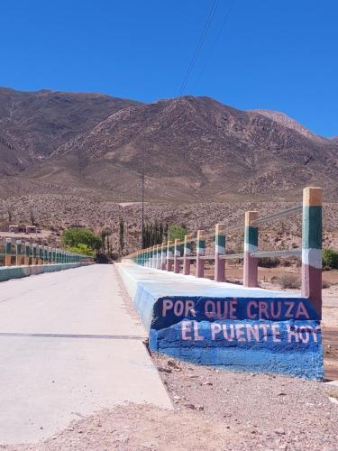 胡阿卡勒拉Posada Huacalera (Tropico de Capricornio)的山路旁的标志