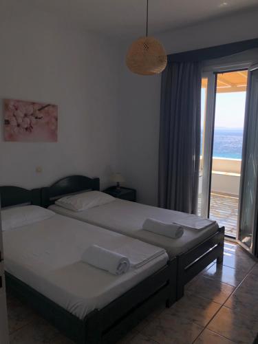 圣罗曼诺斯Meltemi Tinos的一间带两张床的卧室,享有海景