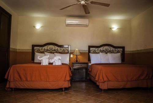 坎佩切坎佩切玛雅酒店的酒店客房,配有两张带毛巾的床
