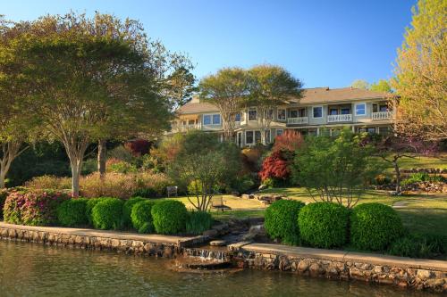 温泉城观景台湖畔旅馆的前面有湖泊的大房子
