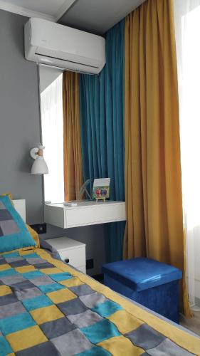阿拉木图Apartment on Panfilova 114的一间卧室配有床、镜子和窗帘