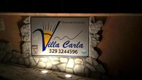 维耶斯泰Villa Carla的墙上的别墅加油标志