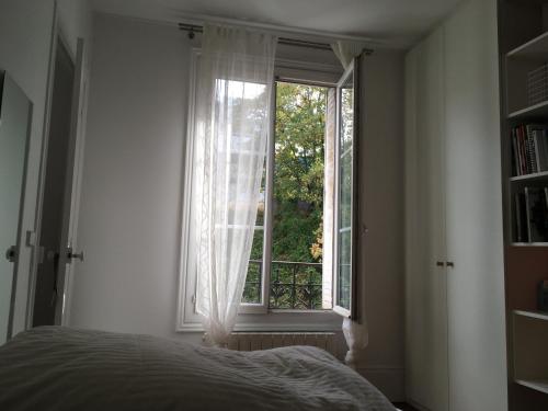 巴黎Alex Flats的一间卧室设有一张床和一个窗口