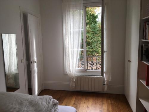 巴黎Alex Flats的卧室设有窗户和木地板