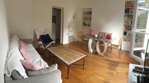 巴黎Alex Flats的客厅配有沙发和桌子