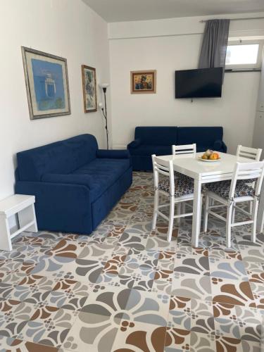 利帕里Villa Porto delle Genti的客厅配有蓝色的沙发和桌子