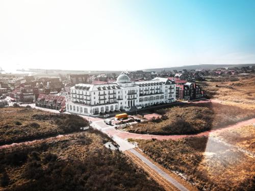 于斯德Strandhotel Kurhaus Juist的享有白色大建筑的空中景致