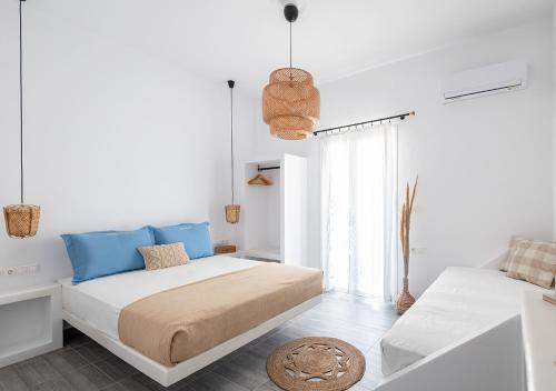 LivadakiaDorkas Luxury Rooms&Apartments的白色的卧室设有床和窗户