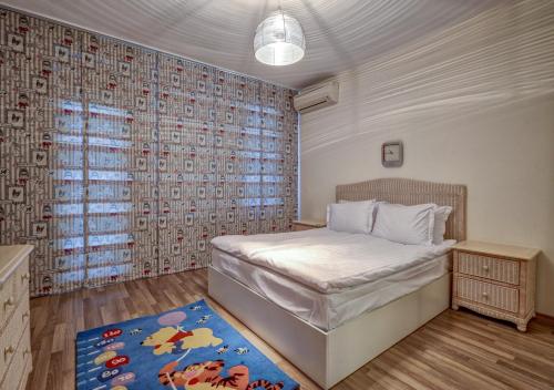 金沙Continental Apartments的一间小卧室,配有一张床和一扇窗户
