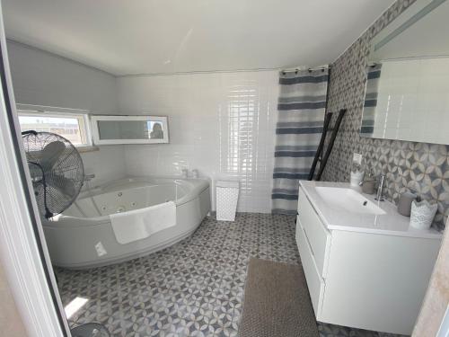 托雷坎内SOTTO IL FARO的白色的浴室设有浴缸和水槽。