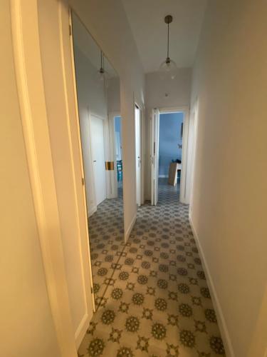 托雷坎内SOTTO IL FARO的一条空的走廊,走廊上铺着地板