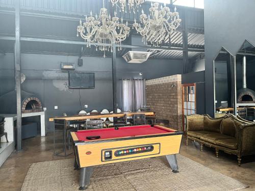 楚梅布Conductor's Inn的乒乓球桌,带乒乓球桌的房间