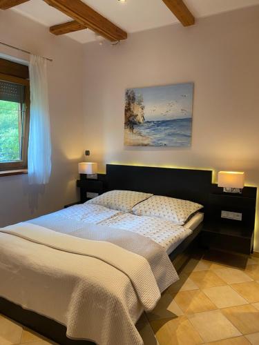 科沙林Villa Leśna的卧室配有一张床,墙上挂有绘画作品