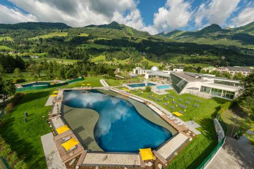 巴特霍夫加施泰因KENDLGUT Appartements am BioBauernhof inklusive unbegrenztem Eintritt in die Alpentherme的享有带游泳池的度假村的空中景致