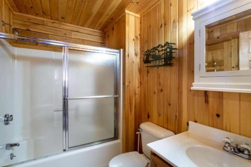 兰奇利Rangeley Lake Resort a Ramada by Wyndham的带淋浴、卫生间和盥洗盆的浴室