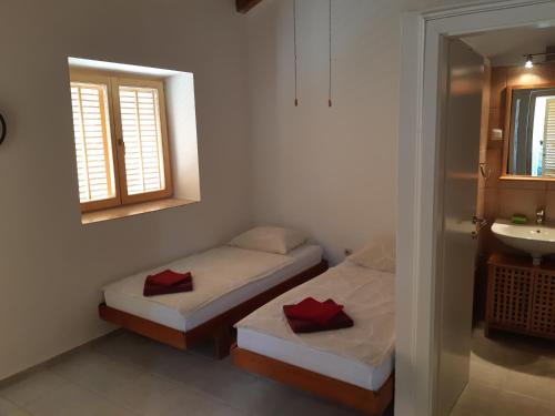 克尔克Villa Splendissima Krk - Adults only的配有2张床的带水槽和镜子的客房